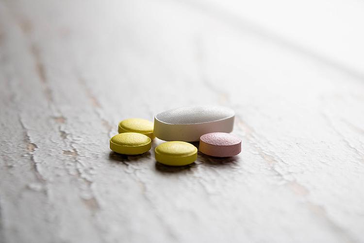 医药产品的健康,保健和治疗与药剂师代理不确定的高级女性滥用处方药